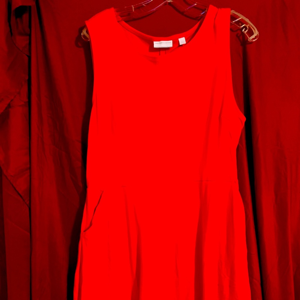 Sleeveless dress with pockets